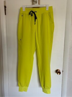 Figs Women’s Neon Yellow Set: Top SM & Bottom MD